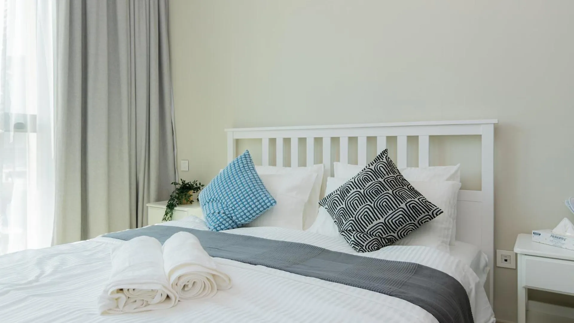 Elite Escape Holiday Home - 2 Bhk Getaway With Burj Khalifa View And Dubai Mall Access - 1504 0*,